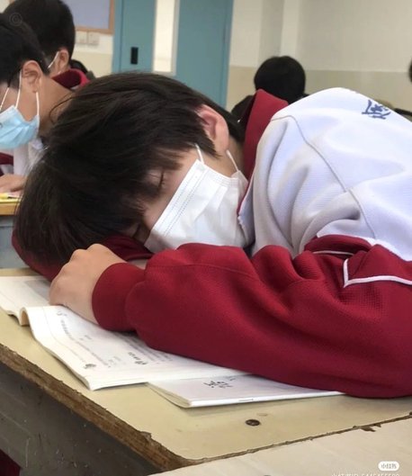 学生午休，到底该怎么睡？