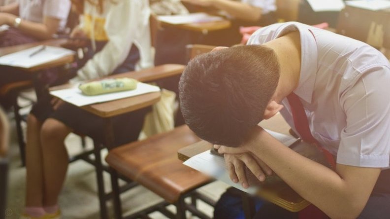 学校午休睡觉